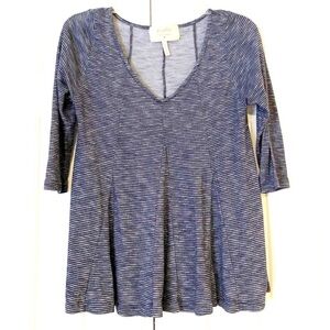Anthropologie v-neck 3/4 sleeve blue white top. M